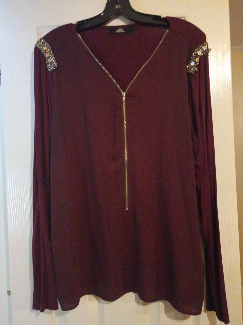 BKE Embellished Shoulder Zip-Front Women's Top - Burgundy